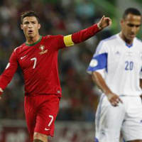 Bóng đá - Nổi cáu, Ronaldo tung cước vào đối thủ