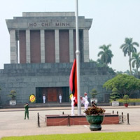Hạ cờ rủ Quốc tang trên Quảng trường Ba Đình