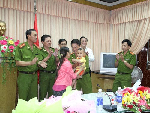 Đón con của bạn ở nhà trẻ, đem đi bán - 1