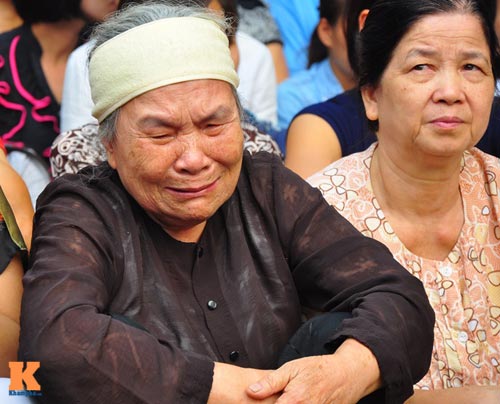 Người dân òa khóc trước số 30 Hoàng Diệu - 8