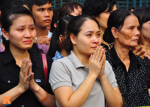 Người dân òa khóc trước số 30 Hoàng Diệu - 9