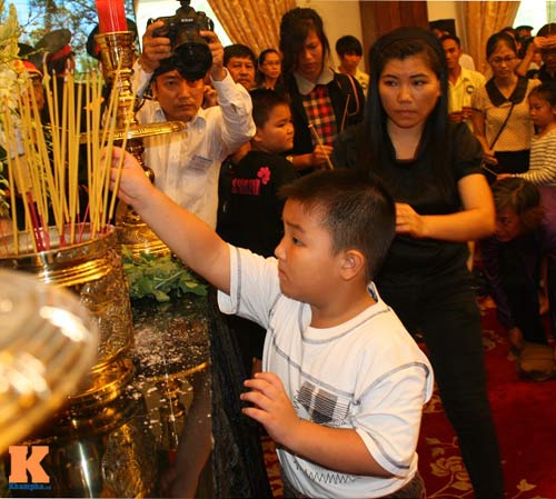 Người dân òa khóc trước số 30 Hoàng Diệu - 13