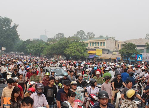 Người dân òa khóc trước số 30 Hoàng Diệu - 10