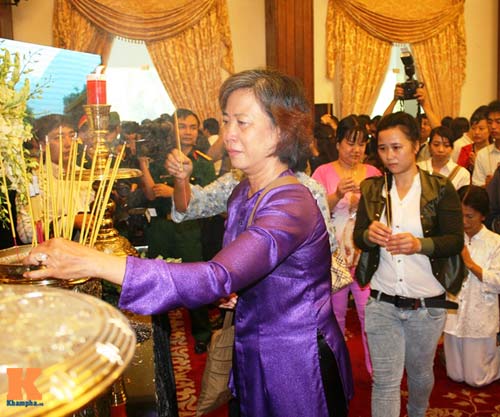 Người dân òa khóc trước số 30 Hoàng Diệu - 14