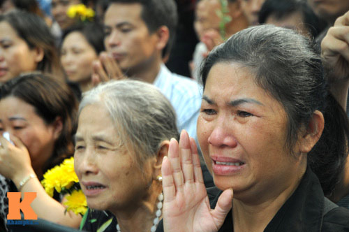 Người dân òa khóc trước số 30 Hoàng Diệu - 6