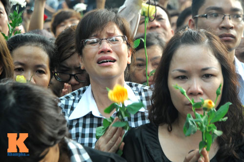 Người dân òa khóc trước số 30 Hoàng Diệu - 5