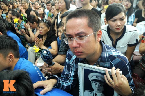 Người dân òa khóc trước số 30 Hoàng Diệu - 4