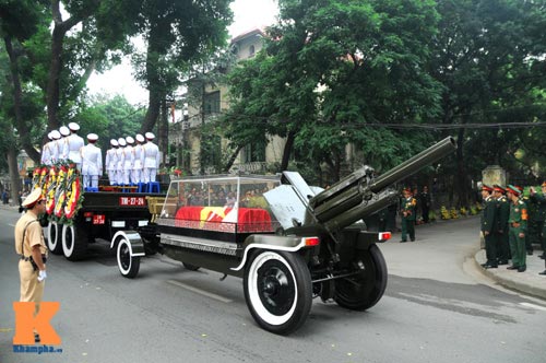 Người dân òa khóc trước số 30 Hoàng Diệu - 2