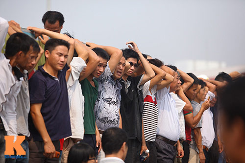 Người dân òa khóc trước số 30 Hoàng Diệu - 11