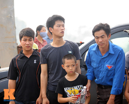 Người dân òa khóc trước số 30 Hoàng Diệu - 12