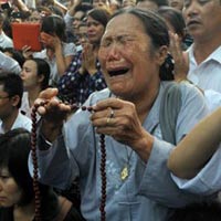 Tin tức trong ngày - Người dân òa khóc trước số 30 Hoàng Diệu