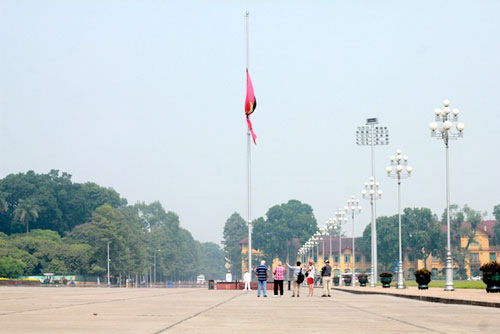 Hạ cờ rủ Quốc tang trên Quảng trường Ba Đình - 1