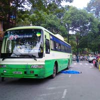 Tin tức trong ngày - TPHCM: Xe buýt cán chết người