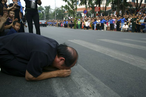 AP: Dòng người tiễn đưa Tướng Giáp dài 40 km - 1