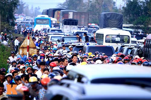 Đường đến Vũng Chùa: Người, xe kẹt cứng - 2