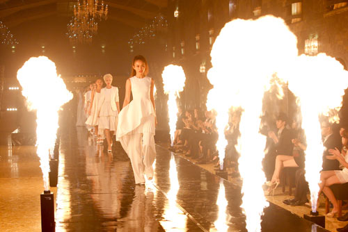 Chân dài lúng túng vì bị lửa táp - 3