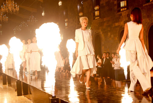 Chân dài lúng túng vì bị lửa táp - 4