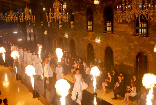 Chân dài lúng túng vì bị lửa táp - 6