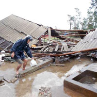 Tin tức trong ngày - Miền Trung đón bão, miền Bắc đón không khí lạnh