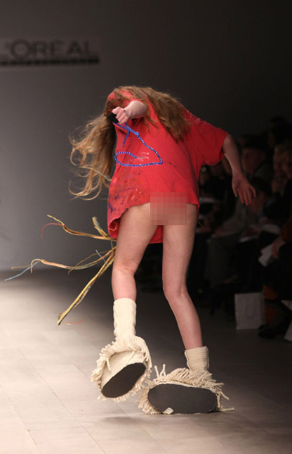 Người mẫu ngã liên tục vì giày cao! - 5