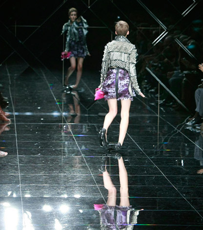 Người mẫu ngã liên tục vì giày cao! - 9