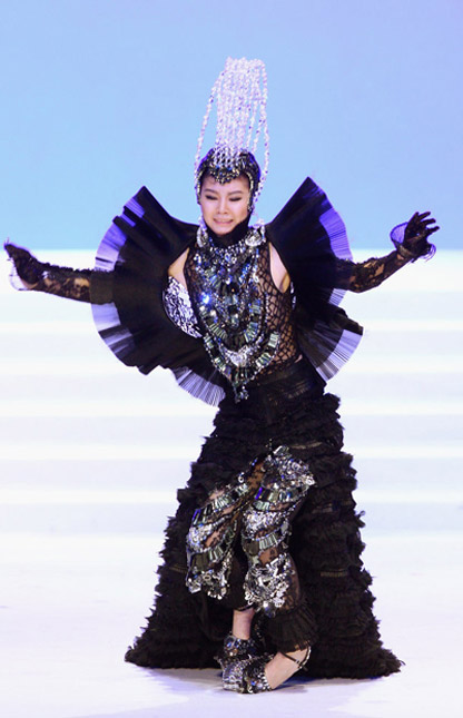 Người mẫu ngã liên tục vì giày cao! - 10