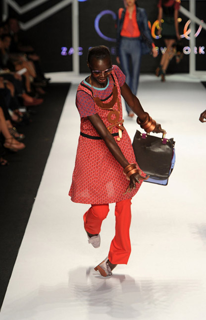 Người mẫu ngã liên tục vì giày cao! - 11