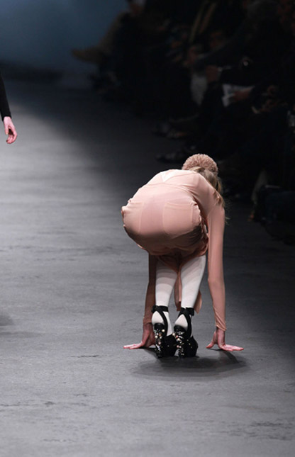 Người mẫu ngã liên tục vì giày cao! - 12