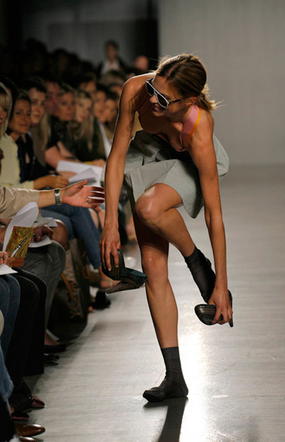 Người mẫu ngã liên tục vì giày cao! - 14