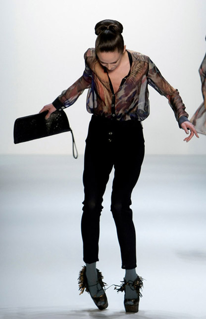 Người mẫu ngã liên tục vì giày cao! - 16