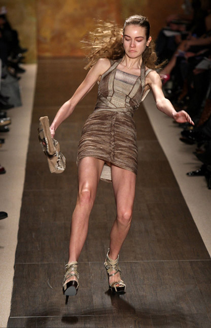 Người mẫu ngã liên tục vì giày cao! - 17