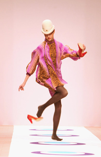 Người mẫu ngã liên tục vì giày cao! - 18