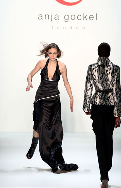 Người mẫu ngã liên tục vì giày cao! - 2