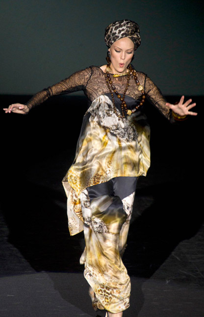 Người mẫu ngã liên tục vì giày cao! - 2