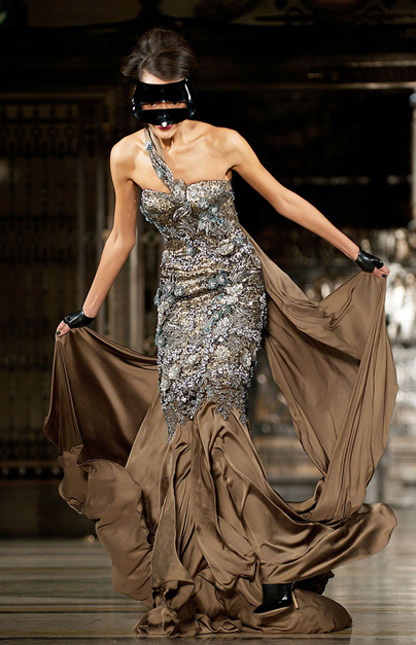 Người mẫu ngã liên tục vì giày cao! - 3