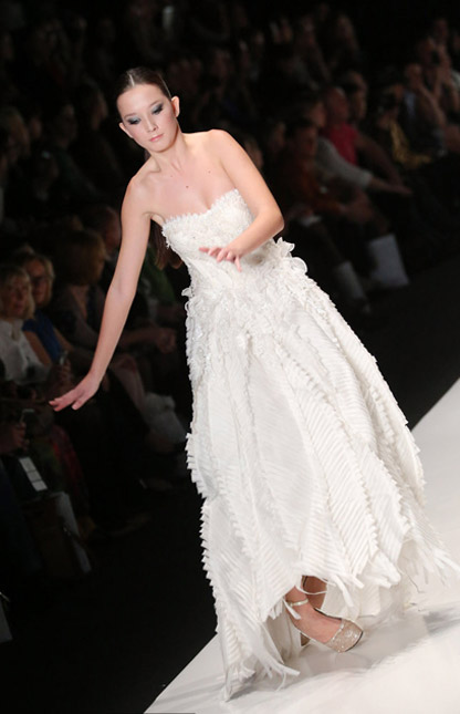 Người mẫu ngã liên tục vì giày cao! - 4