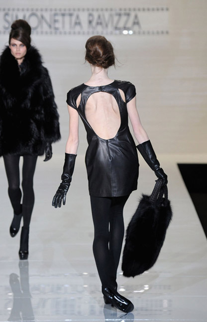 Người mẫu ngã liên tục vì giày cao! - 5