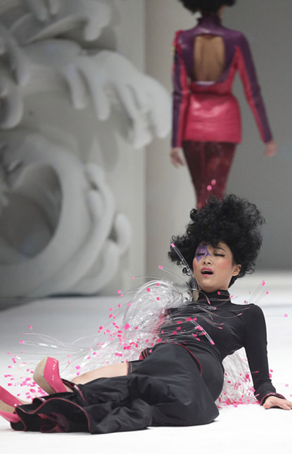 Người mẫu ngã liên tục vì giày cao! - 6