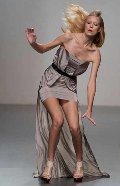 Người mẫu ngã liên tục vì giày cao! - 8