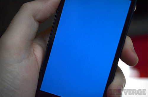 iPhone 5S dính lỗi màn hình xanh như máy tính Windows - 1