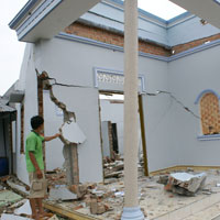 Tin tức trong ngày - Đất nứt, xé toạc nhà dân cạnh hồ thủy điện