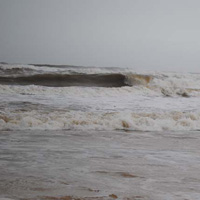 Tin tức trong ngày - Hai em nhỏ bị sóng biển cuốn trôi trước bão