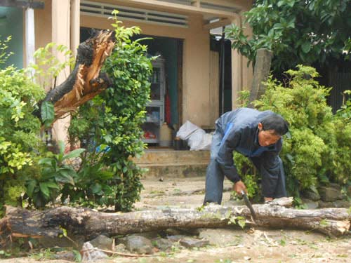 Dân đảo trắng đêm trong bóng tối trốn bão - 2