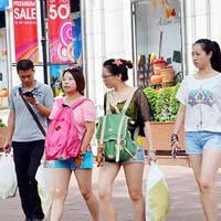 Thị trường - Tiêu dùng - Hàng hóa ồ ạt giảm giá