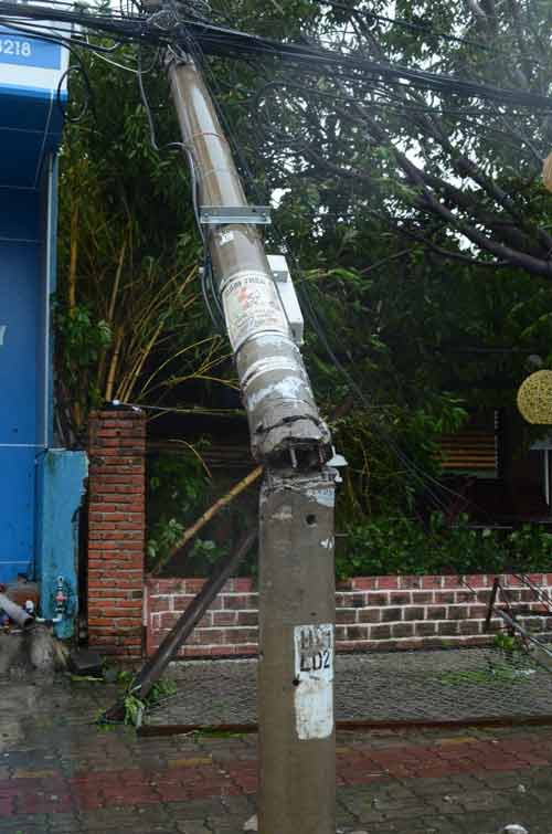 Bão dập, lũ dồn hoành hành miền Trung - 18