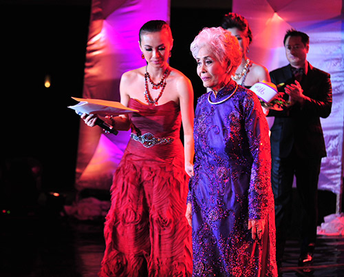 Huyền Ny duyên dáng làm MC - 8