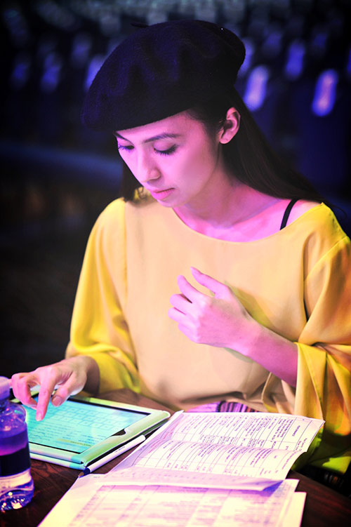 Huyền Ny duyên dáng làm MC - 9