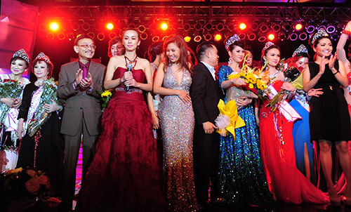 Huyền Ny duyên dáng làm MC - 5