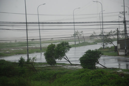 Bão dập, lũ dồn hoành hành miền Trung - 16