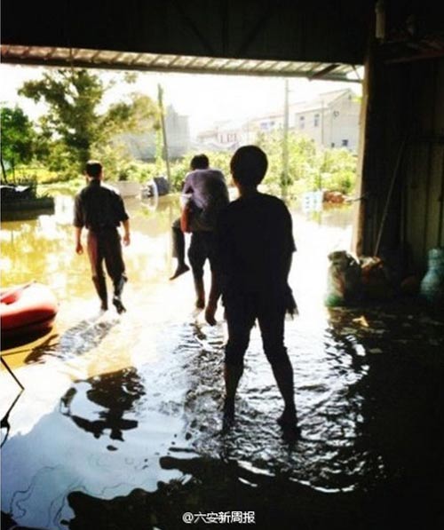 TQ: Quan cưỡi lưng dân đi kiểm tra lũ lụt - 1